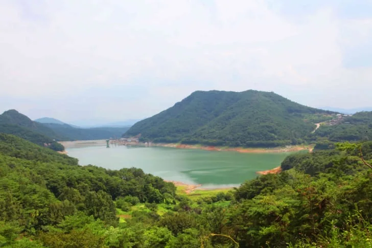 담양호와-추월산의-풍경