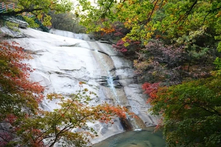 등룡폭포에서-에메랄드빛-물이-쏟아진다.