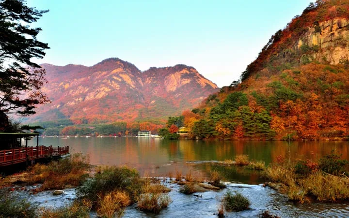 단풍으로-물든-명성산의-풍경