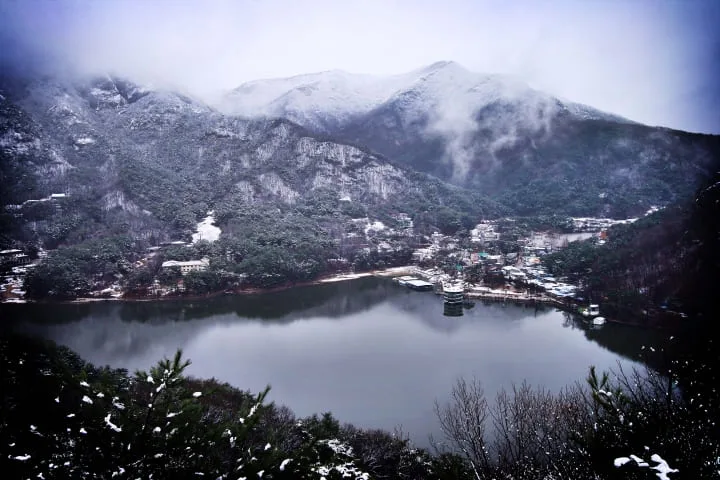 눈쌓인-명성산과-산정호수