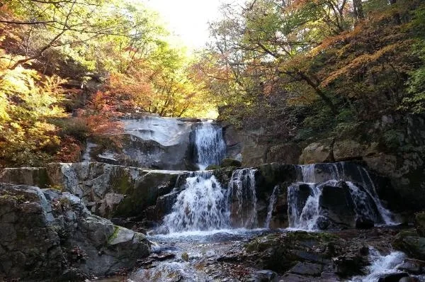 이단폭포에서-물이-쏟아진다.