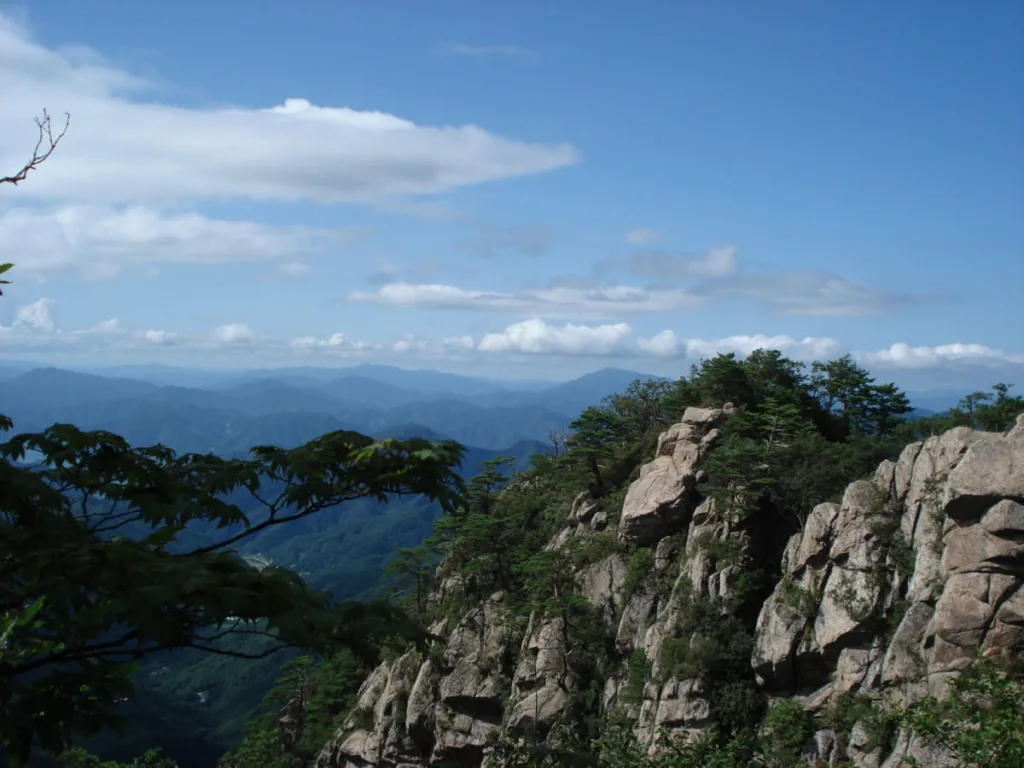 가리산의-거친-바위-암벽이-드러나-보인다.