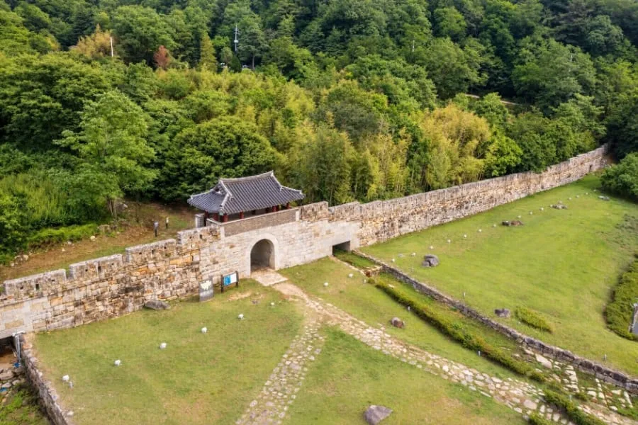 평지와-산을-연결하는-가산산성-출입구