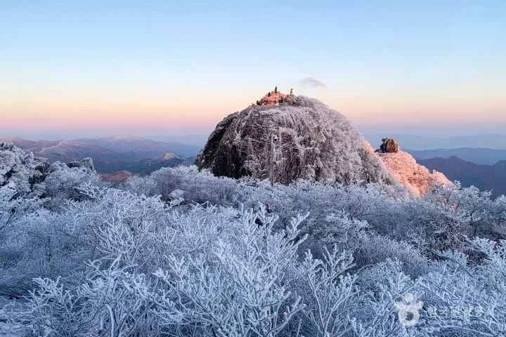 눈이-가득-내린-가야산의-겨울-풍경