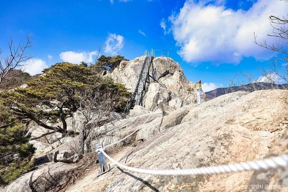 가지산-정상부의-로프와-바위-암릉