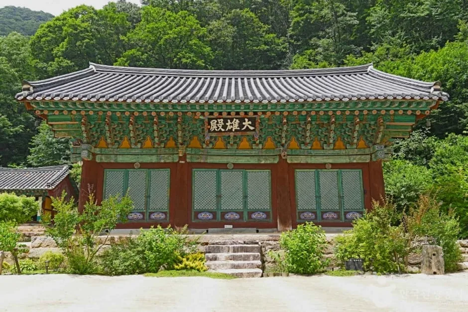 각연사-대웅전의-전경