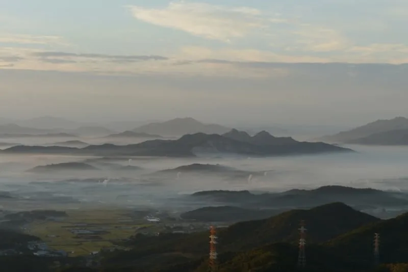 감악산-산등성이에-운무가-깔려있다.