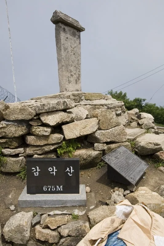 감악산-정상에-정상비가-놓여있다.
