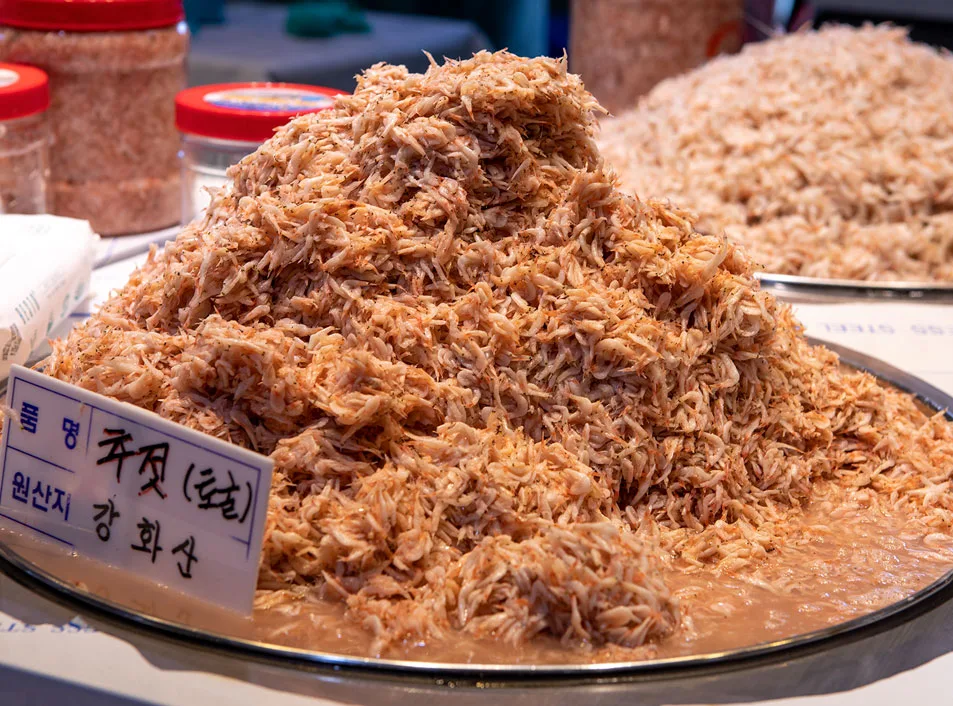 강화산-새우젓(추젓)이-가득-쌓여있다.