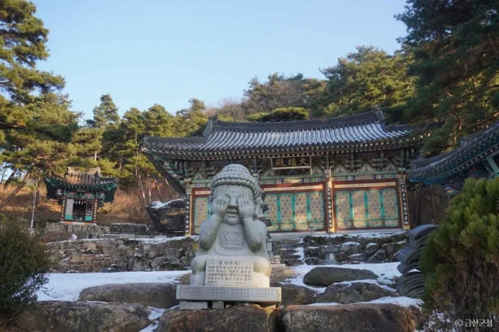 눈쌓인-겨울-개덕사의-풍경