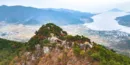 거류산의-정상부와-당동만이-어우러져-보인다.