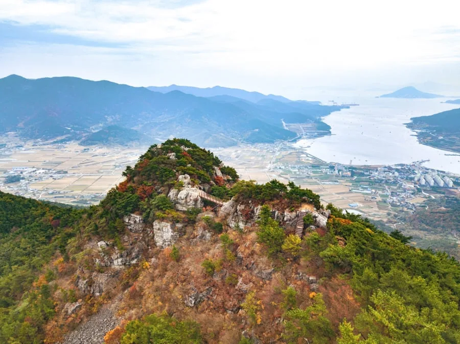 거류산의-정상부와-당동만이-어우러져-보인다.
