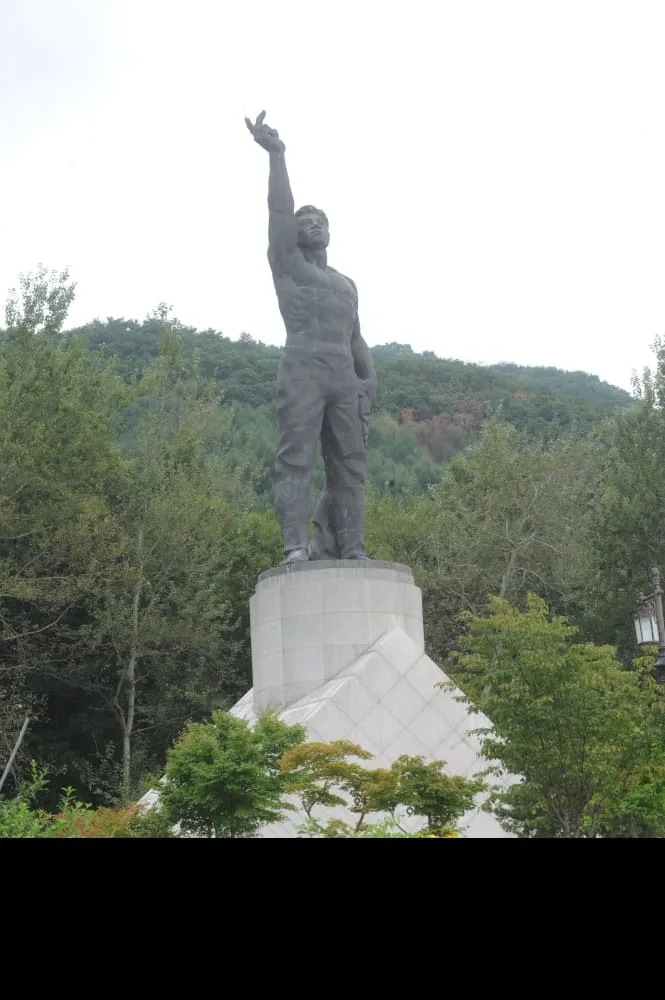 남성이-한쪽-손을-들고-있는-모양의-현충탑