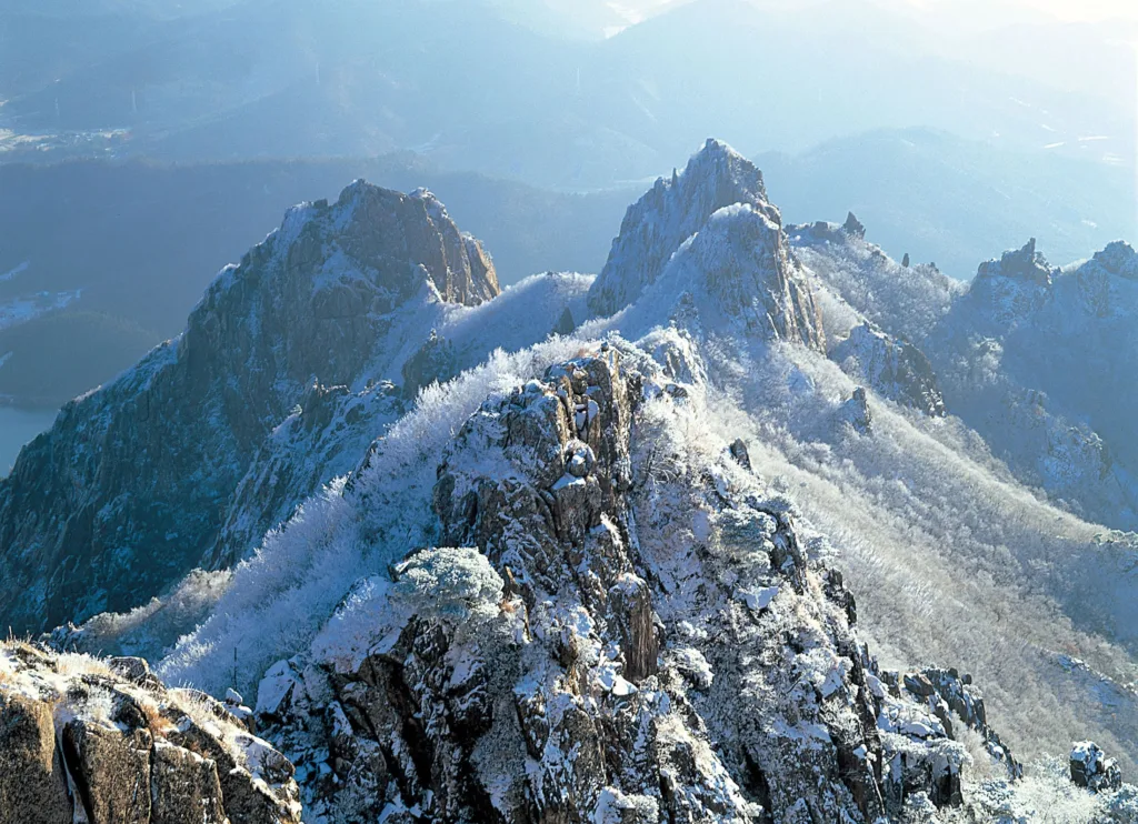 월출산에-눈이-가득-쌓였다.