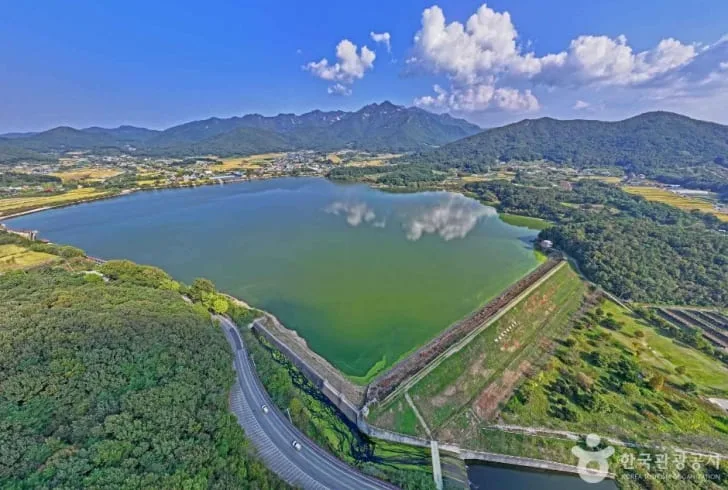 계룡산-저수지의-전경