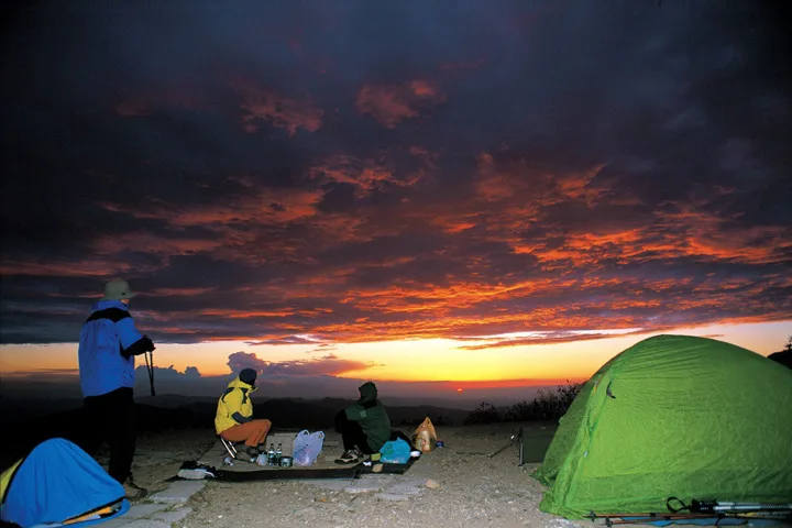 계방산-정상부에서-비박을-즐기는-사람들