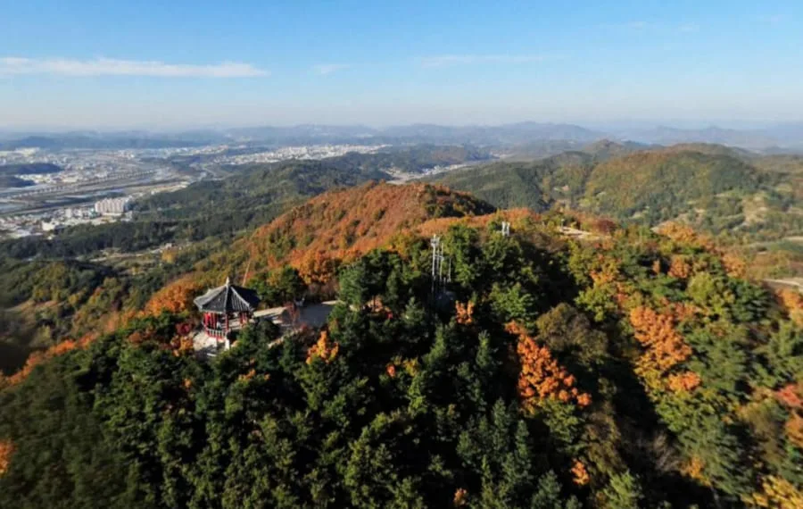 계족산-정상부와-대전-시내가-어우러진-풍경