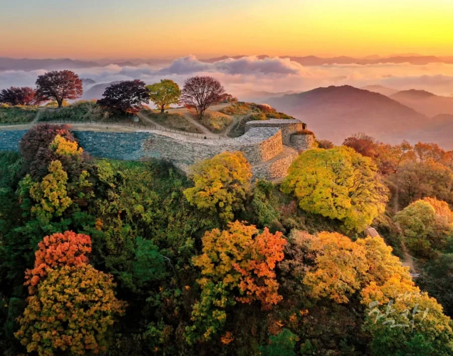 계족산성과-단풍-위로-노을이-지고-있다.