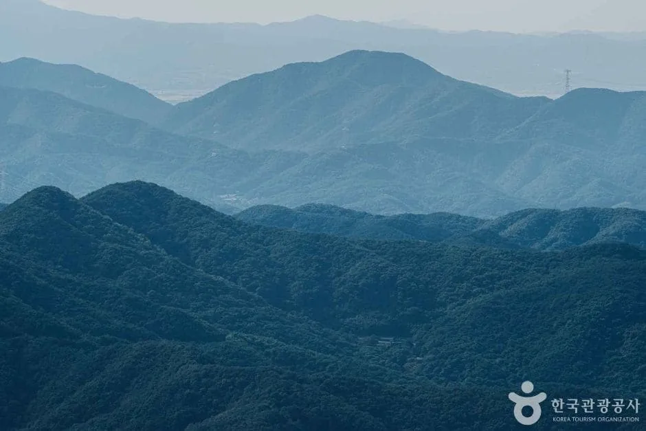 광덕산-산등성이가-보이는-풍경