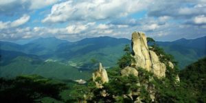 운악산-봉우리가-구름을-뚫고-서있다.