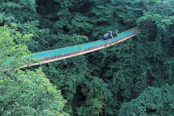 개덕사-구름다리를-건너가는-사람들