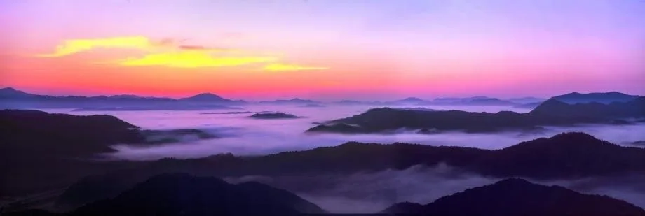 운해-깔린-구병산-일대에-해가-지고-있다.