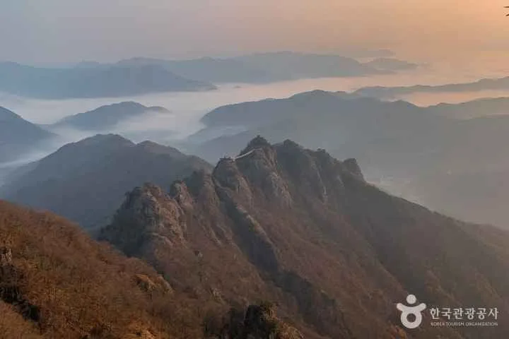 구봉산의-여러-봉우리가-톱니처럼-솟아있다.