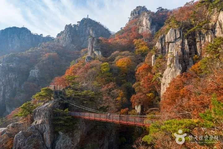 빨간-구름다리가-단풍든-대둔산-골짜기를-잇고-있다.