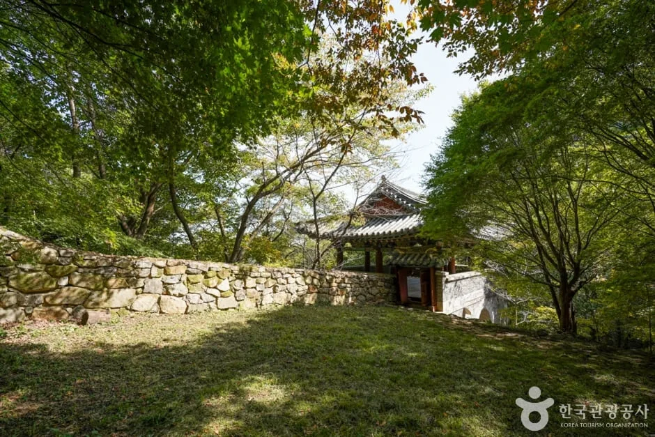 돌벽으로-둘러싼-모양의-금오산성