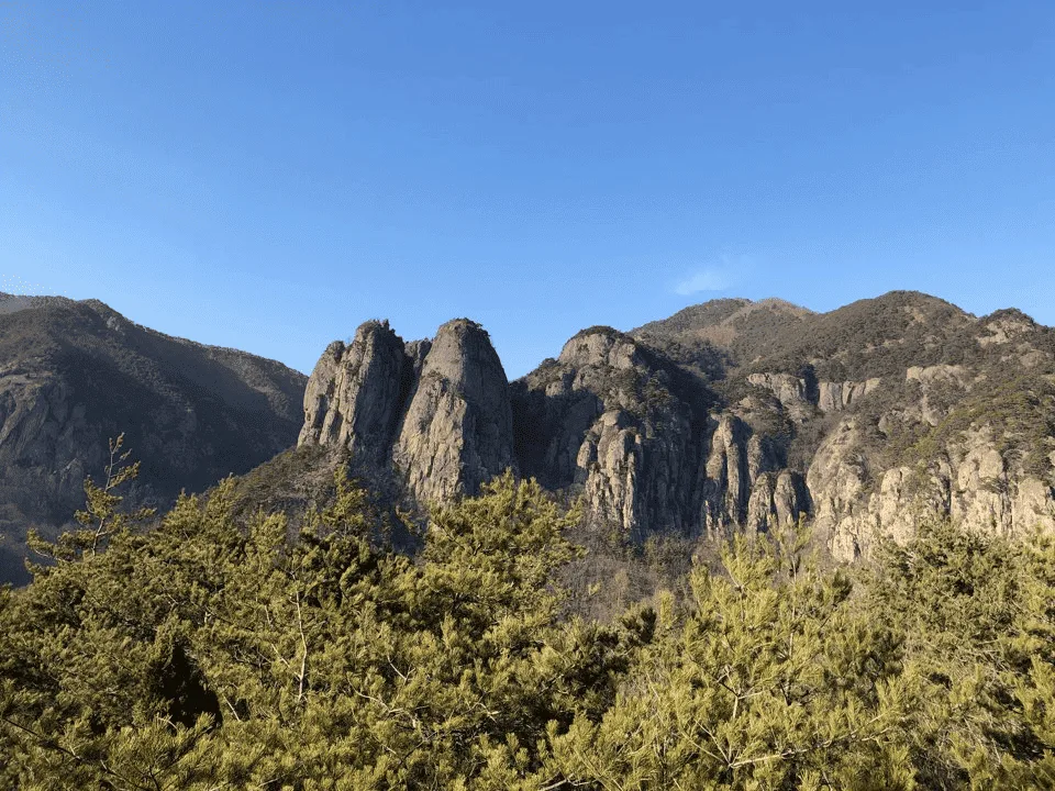 거대한-여러개의-바위가-솟아있다.