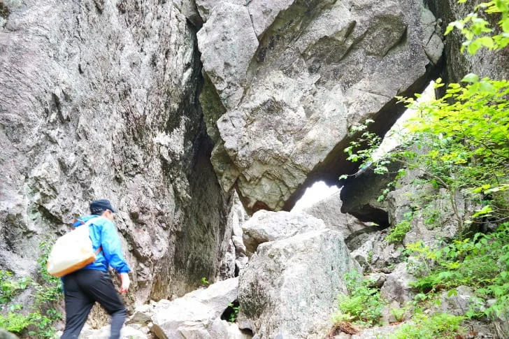 등산객이-기암괴석-사이를-지나간다.