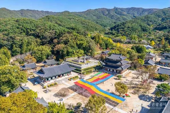 금산사-곳곳에-화려한-연등이-걸려있다.