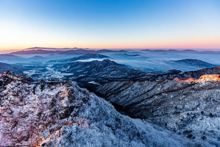 눈쌓인-산-너머로-동이-튼다.