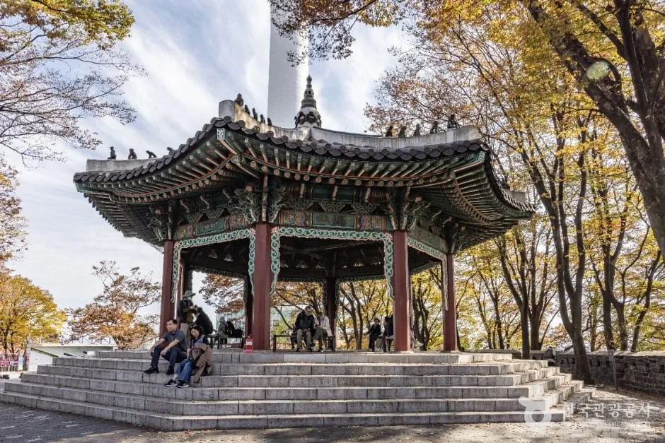남산-팔각정에-사람들이-앉아있다.