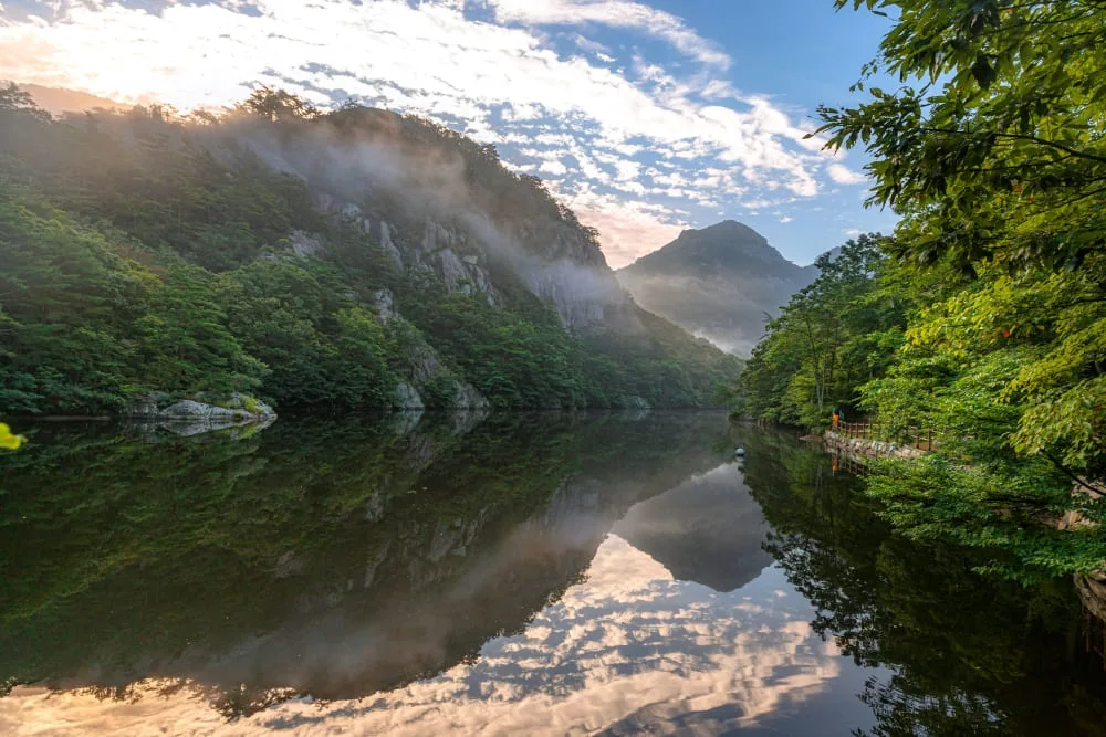 직소보-표면에-내변산이-반사되어-비쳐보인다.