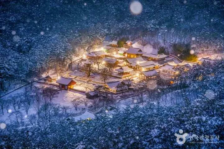 눈-내리는-겨울의-내소사-전경