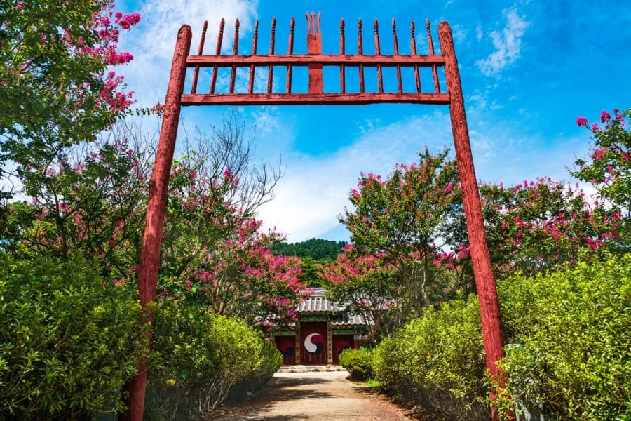 향교-대문가에-붉은-꽃이-피어있다.