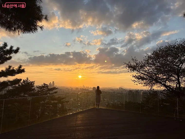 노을전망대-끝에-사람이-서-있다.