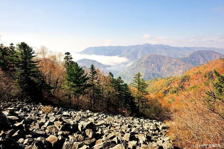 깨진-돌이-산길에-가득하다.