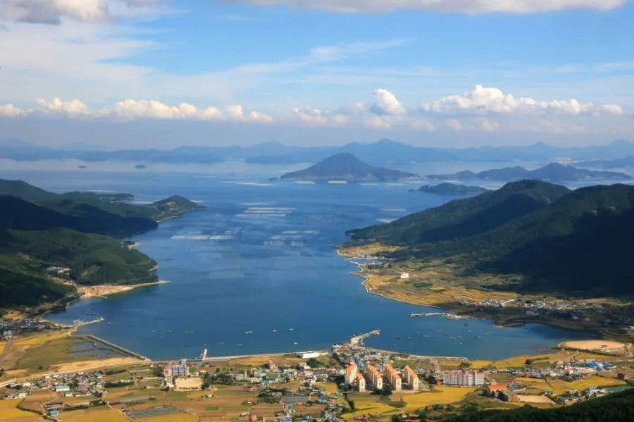산과-만이-어우러져-보이는-풍경