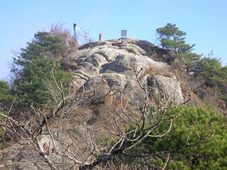 대야산-정상으로-향하는-암릉구간이-노출되어-있다.