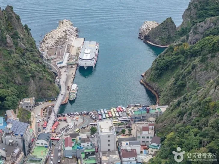 도동항에-여객선이-정박해-있다.