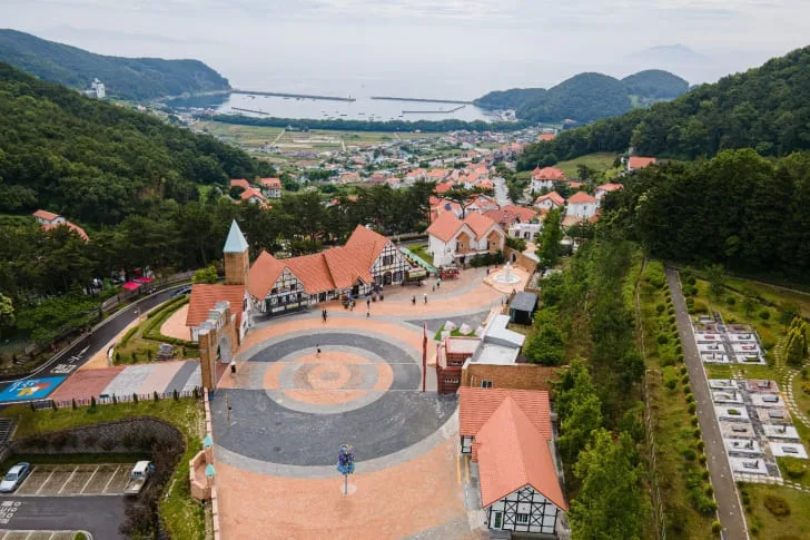 주황빛-지붕의-독일식-주택이-마을을-이루고-있다.