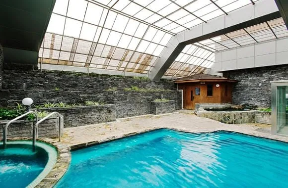 실내-온천장에-온천수가-채워져-있다.