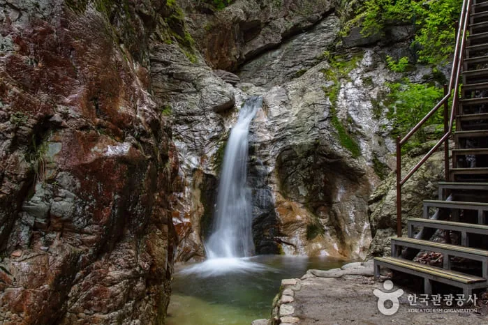 등선폭포-물줄기가-시원하게-쏟아진다.