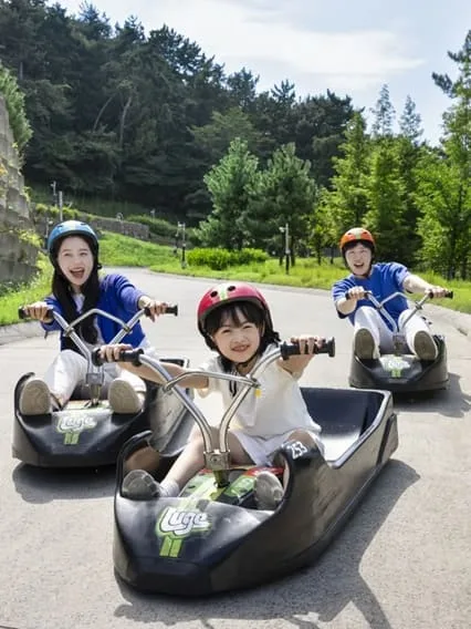 세가족이-루지를-타고-있다.