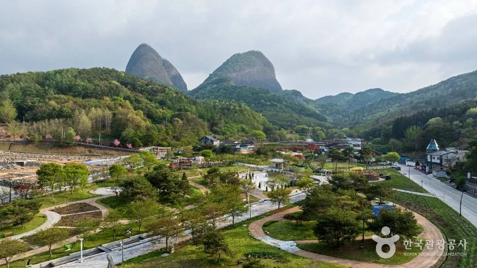 마이산-쌍봉과-도립공원-전경