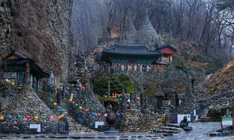 수십-개의-돌탑이-가득-쌓여있다.