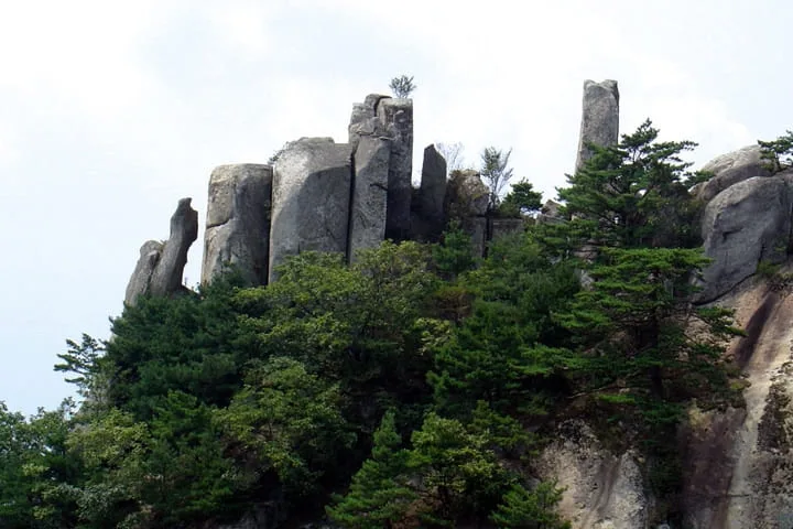 용화산-만장봉에-바위모양-기둥이-솟아있다.