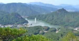 맑은날-명성산과-산정호수의-모습